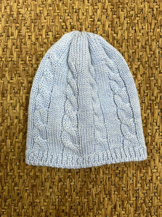 Cappello celeste con trecce