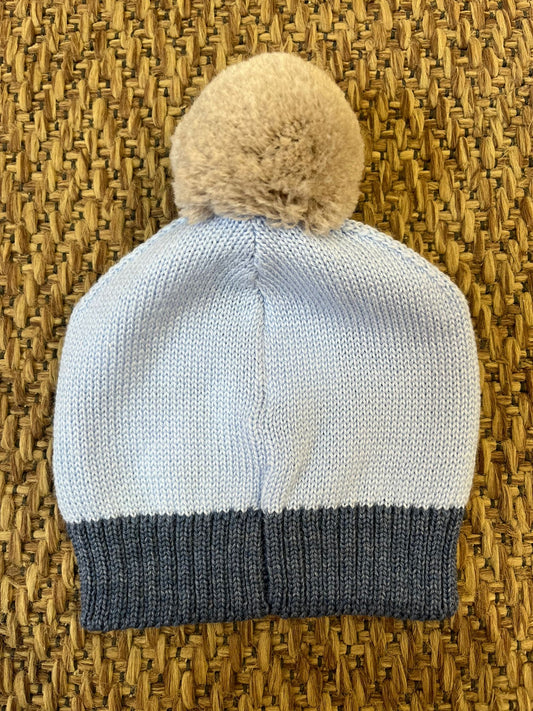 Cappello con pom pom in pelliccia