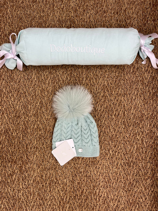 Cappellino in pura lana con trecce