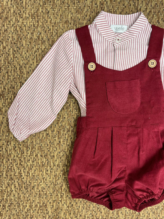 Completo camicia e salopette con bretelle