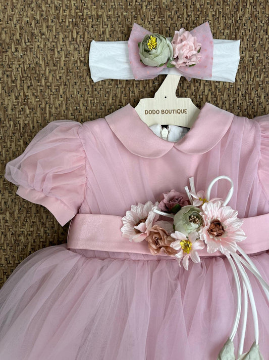 Abito in tulle con cinta di fiori e fascia fiori abbinata