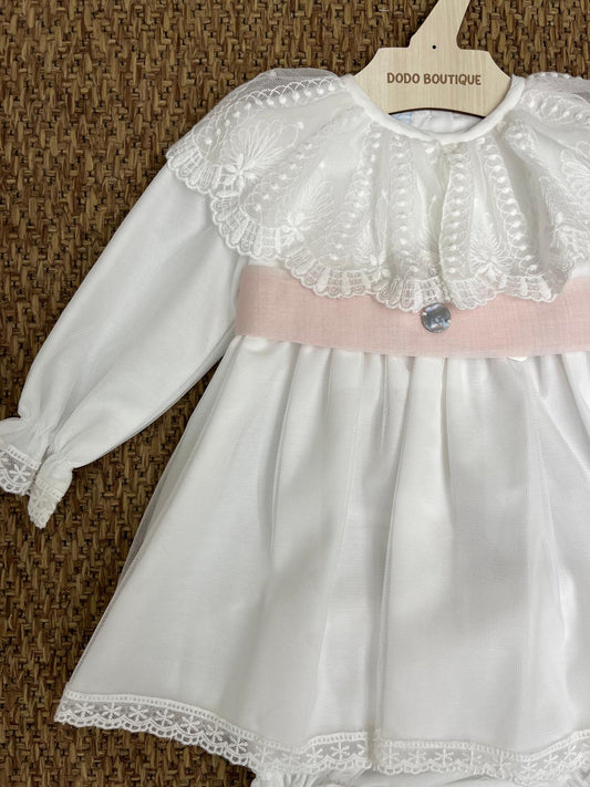 Abito con collo in pizzo e culotte